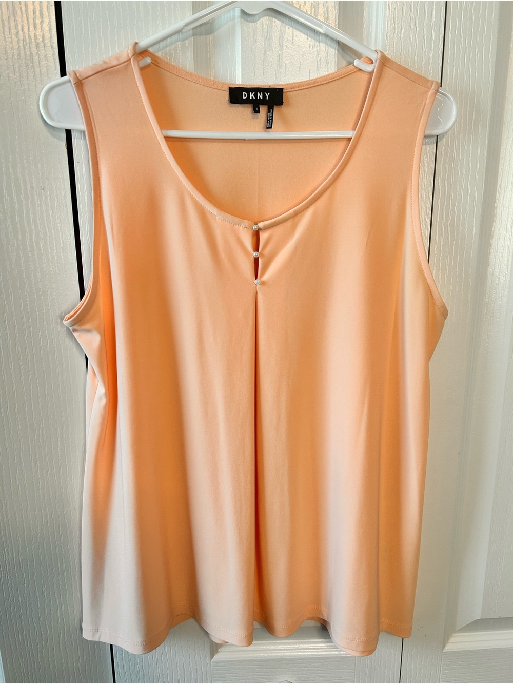 DKNY Women’s Size Medium Peach Sleeveless Round Pearl Button Tank Top